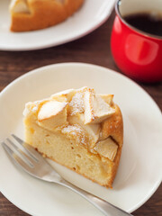 切り分けたアップルケーキとホットコーヒー