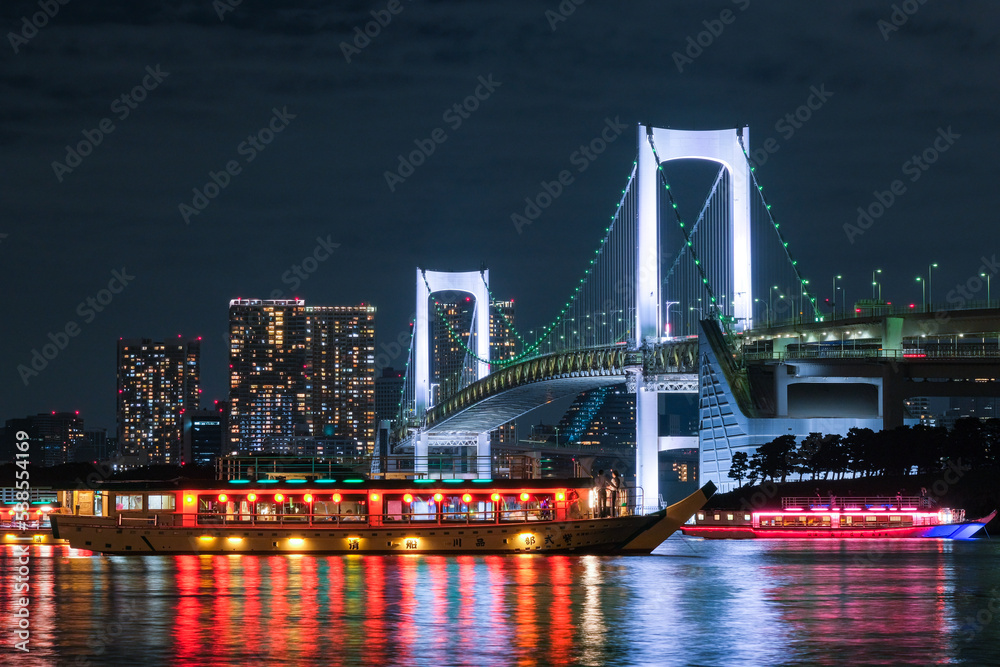 Canvas Prints 東京都 お台場海浜公園から見えるレインボーブリッジと屋形船の浮かぶ東京湾の夜景