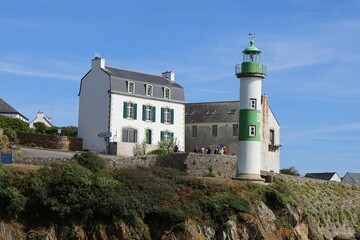 Le phare de Doëlan aval, surnommé Tan Cayenne, dans le port de Doëlan, ville de...