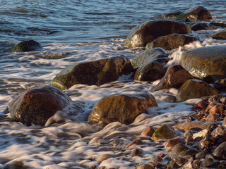 Findlinge im Morgenrot an der Ostseeküste auf Rügen