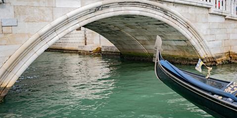 Fototapeta na wymiar the view under Ponte della Paglia with gondola