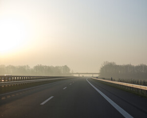 Autobahn im Morgennebel