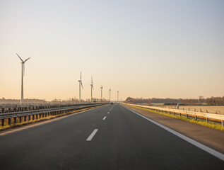 Windkraft an der Autobahn