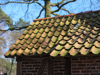 Altes marodes Dach ist restaurierungsbedürftig