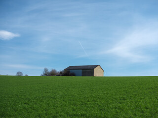 Scheune auf dem Feld