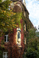 Obraz premium Autumn view of a house at Joseph square located in Maxvorstadt, Munich, Germany.
