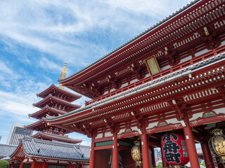 Fototapeta na wymiar 浅草寺の宝蔵門と五重塔