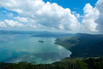 Lago de Ilopango, es un lago de origen volcánico en El Salvador, fotografía tomada desde el...