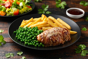 English Pub Classic Hunters Chicken with green peas and potato fries