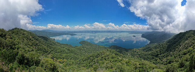 Fototapeta na wymiar Lago de Ilopango, es un lago de origen volcánico en El Salvador, fotografía aérea panorámica con Drone DJI Air2S tomada desde el kiosco san francisco.