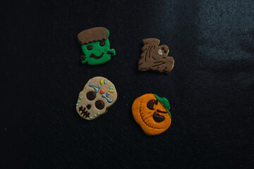 galletas con diferentes formas para halloween, galletas de calabaza, fantasmas, calaveras, galletas...