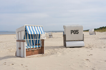 Strandkörbe am Strand der Ostsee auf der Insel Usedom bei Ahlbeck in Deutschland am Ende der...