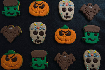 galletas con diferentes formas para halloween, galletas de calabaza, fantasmas, calaveras, galletas...