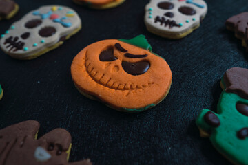 galletas con diferentes formas para halloween, galletas de calabaza, fantasmas, calaveras, galletas...