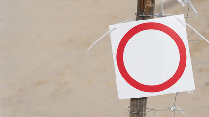 Leeres Schild am Strand mit Textfreiraum links und auf dem Schild