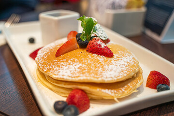 Pfannkuchen mit Erdbeeren und Puderzucker