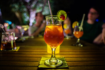 leckerer Cocktail von hinten beleuchtet