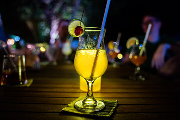 leckerer Cocktail von hinten beleuchtet