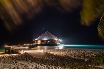 tropische Hütte bei Nacht
