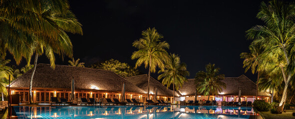 Fototapeta na wymiar Restaurant auf den Malediven mit Pool bei Nacht