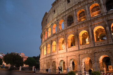 Obraz premium Anochece en el coliseo romano