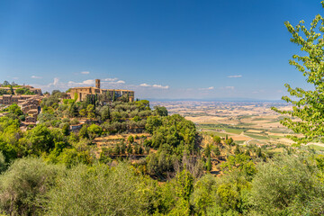 Fototapeta na wymiar Panorama sur l'église San Francesco et le Val d'Orcia, à Montalcino, Italie