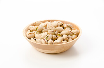 木の器に入ったピスタチオ