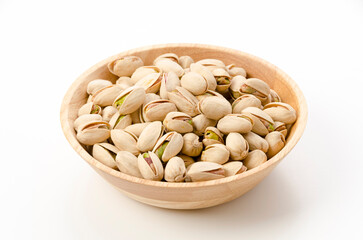 木の器に入ったピスタチオ