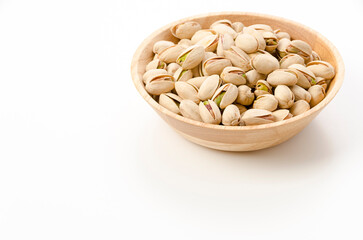 木の器に入ったピスタチオ