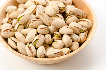 木の器に入ったピスタチオ