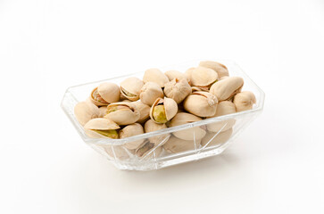 ガラスの小皿に入ったピスタチオ