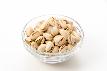 ガラスのボウルに入ったピスタチオ