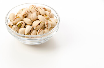 ガラスのボウルに入ったピスタチオ