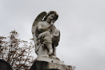 Fototapeta na wymiar statue ange Père Lachaise