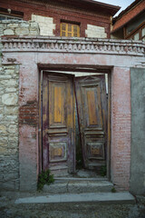 Fototapeta na wymiar Kaputte Holztür mit rotem Rahmen auf Zypern