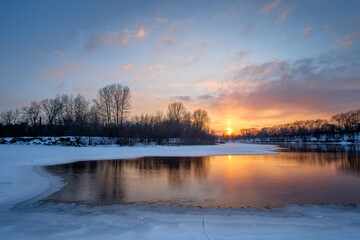 Fototapeta premium winter sunrise over the lake