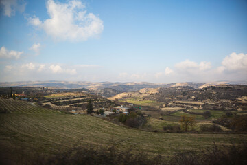 Panorama vom h&uuml;geligen Landesinneren auf Zypern im Winter