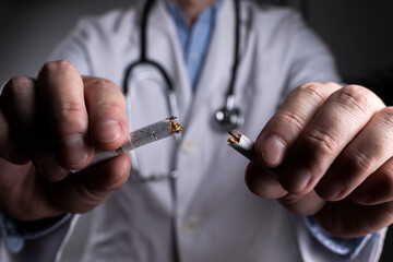 タバコを折って禁煙をすすめる男性の医師