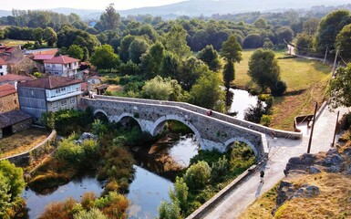 Fototapeta na wymiar Puente sobre el río Furelos en Melide, Galicia