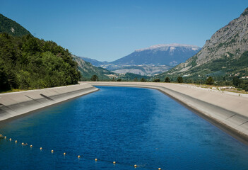 Canal de l'EDF de Canal usinier de la Durance v regionu Provence-Alpes-Côte d'Azur Valafft. - obrazy, fototapety, plakaty