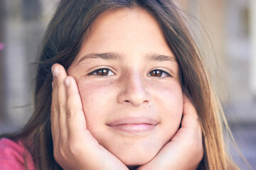 Joven sonriendo mirando a cámara 