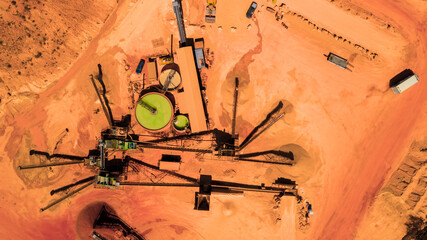 Drohnen-Foto Bauxit Tagebau mit Förderband und Kessel