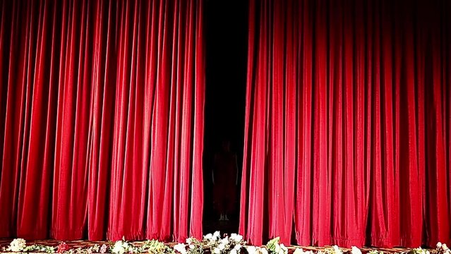 Ouverture les rideaux rouges dans les coulisses de la sc&egrave;ne