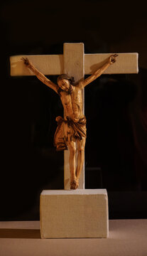 jesus christ on the cross image statue
