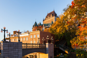 Obraz premium View from the Montmorency Park National Historic Site of Canada towards the Prescott Gate over Côte de la Montagne and old town buildings during a colourful sunny fall morning, Quebec City, Quebec