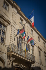 façade de la mairie de Nîmes sous un ciel bleu