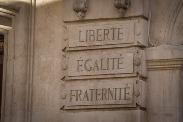 liberté, égalité et fraternité écrit en français sur un mur d'un bâtiment 