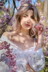 Naklejka premium woman in flowers