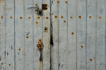 vieille porte en bois aux serrures rouillées