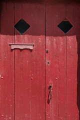 vieille porte rouge en bois avec boite aux lettres